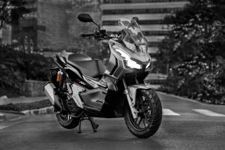 Honda ADV 2023: opção exclusiva e inovadora entre as scooters, modelo ganha nova opção de cor prata 